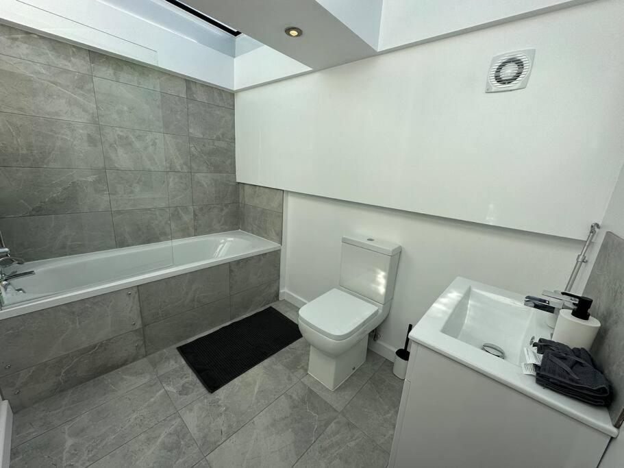 Lovely New Decor Studio - 4 The Southwell London Exterior photo