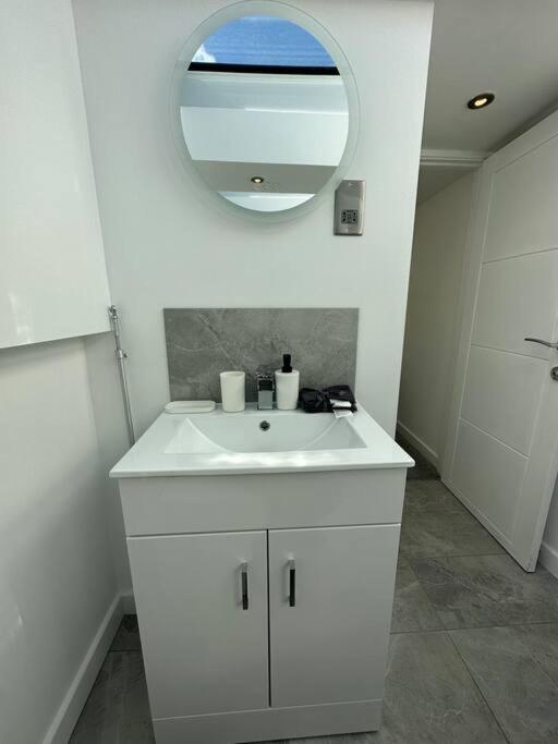Lovely New Decor Studio - 4 The Southwell London Exterior photo